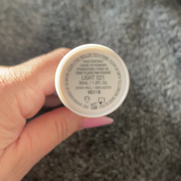 KVD 021 Light True Portrait Foundation - Picture 3 of 6